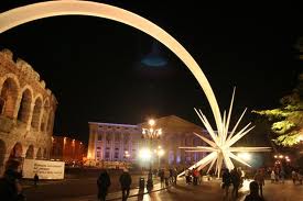 Gli alieni sopra la Stella di Natale in Piazza Bra