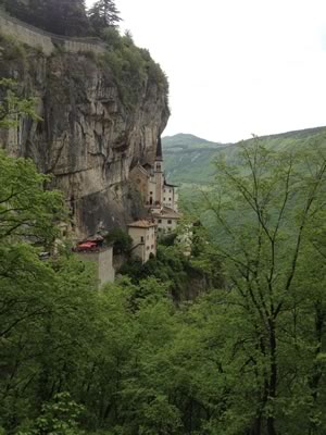 Madonna della Corona aggrappata alla roccia