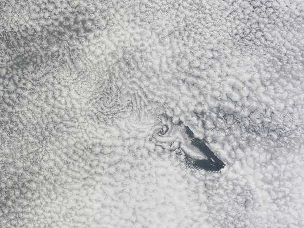 Frattali delle nuvole attorno l'isola di Sant'Elena